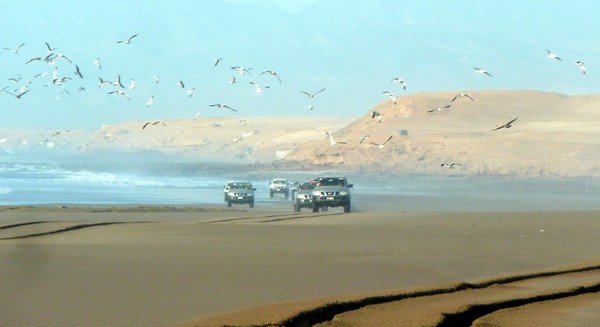 rouler dans les vagues vers Agadir au volant d'un 4x4