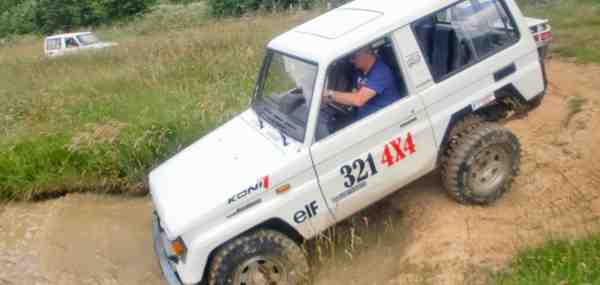 Formation à la conduite tout terrain Pilotage 4X4 Groupes et entreprises Galerie Sensibilisation à la conduite en terrain difficile - Galerie 3