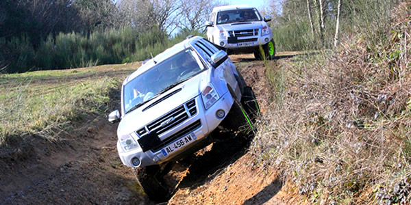 4x4 et SUV sur les pistes du centre tout terrain