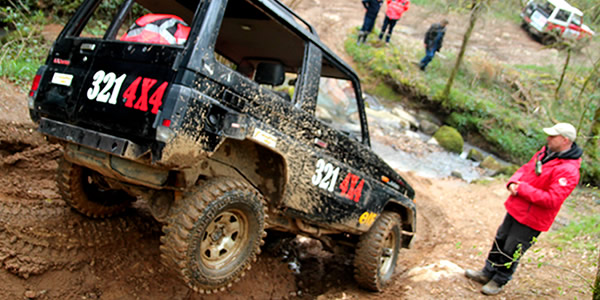 Descente en terrain gras et passage de gué en 4x4