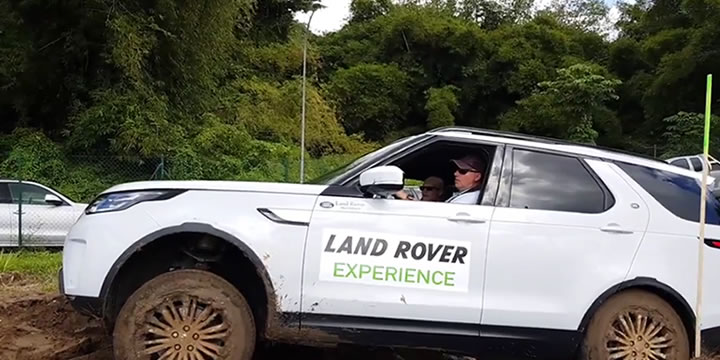 Land Rover expérience : Mise en lumière de l'électronique embarquée sur le terrain.