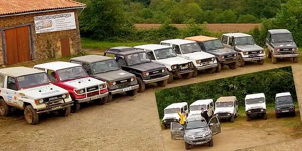 Les véhicules 4x4 de l'école de pilotage à votre disposition sur le centre tout terrain.